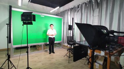 我校創客中心自助式微課錄播室建成并投入使用，融合攝影擴印服務，賦能創新教育